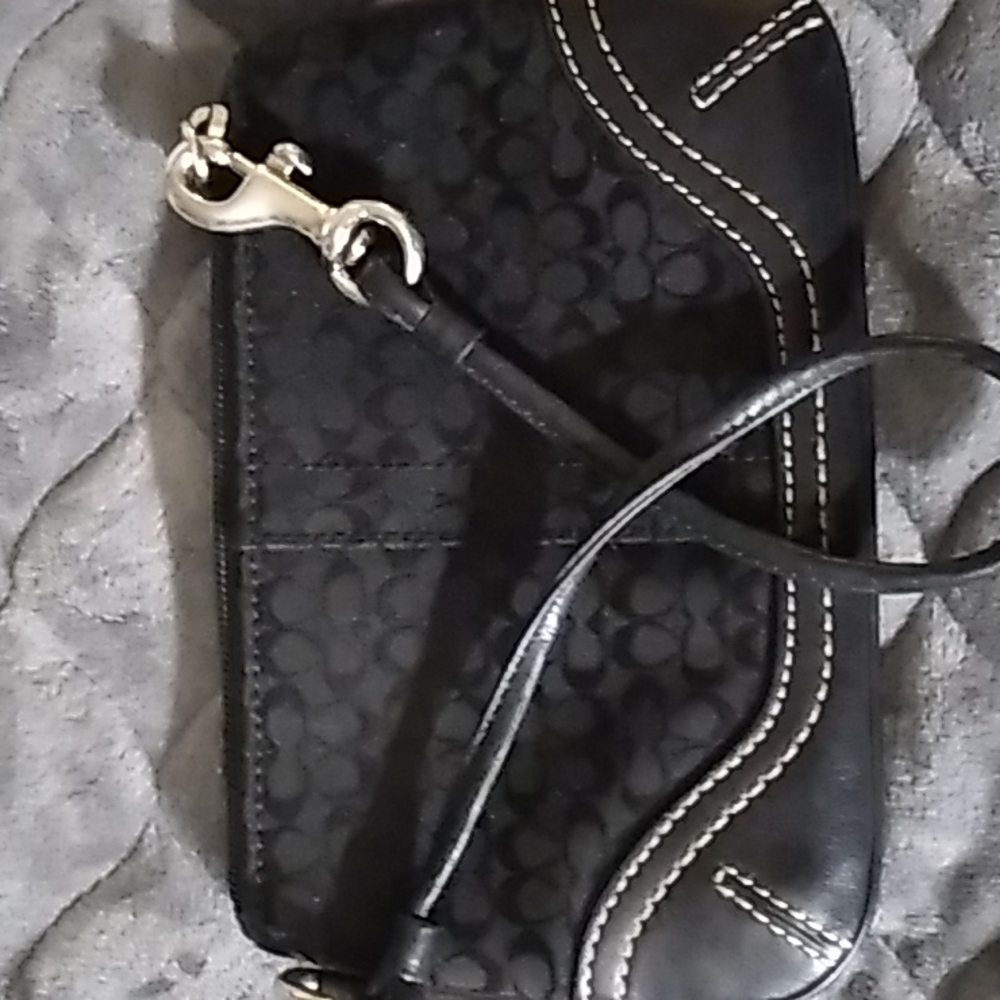 🔇 Sale $10 Coach Wristlet - Picture 7 of 7